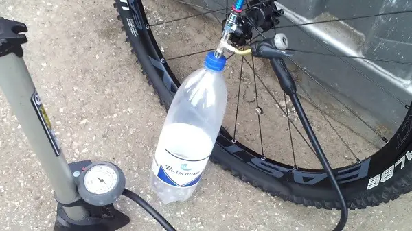 il modo di gonfiare una ruota di bicicletta senza pompaggio