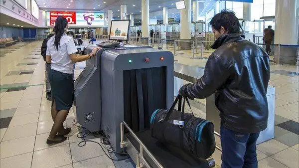 controllo dei passeggeri in aeroporto