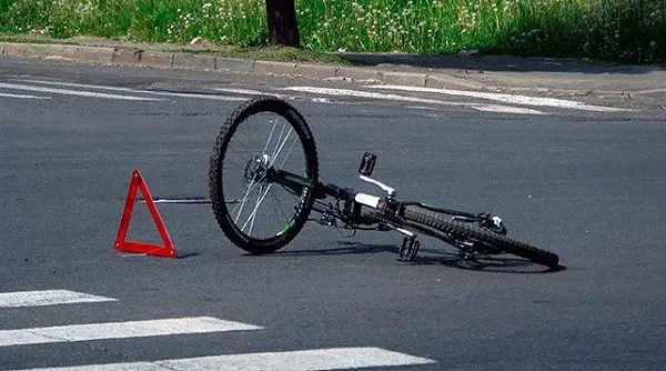 Incidente che coinvolge un ciclista