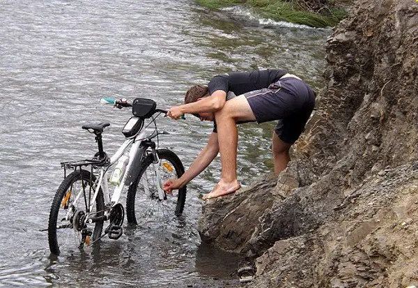 lavare la bicicletta in riva al fiume