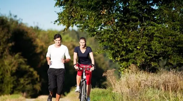 Correre o andare in bicicletta: qual è il metodo più efficace per bruciare i grassi?