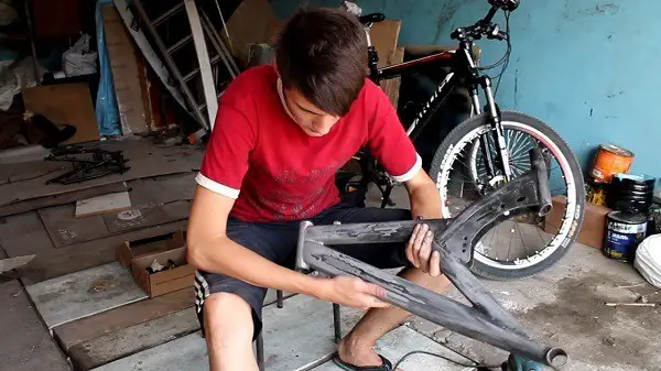 preparazione alla verniciatura della moto