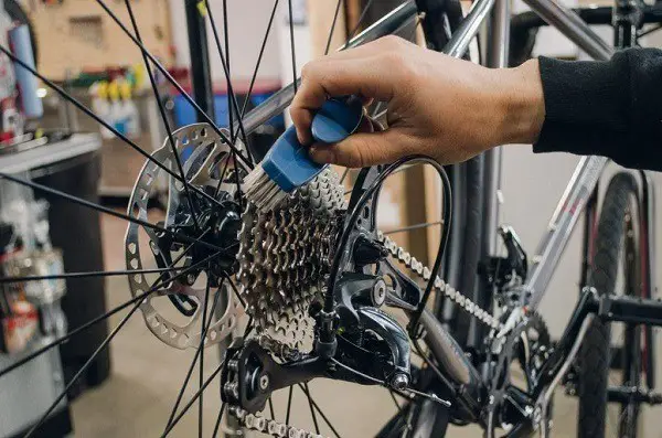 preparare la catena della bicicletta per la stagione