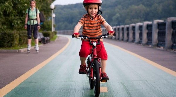 Come insegnare al bambino ad andare in bicicletta: regole di sicurezza, suggerimenti