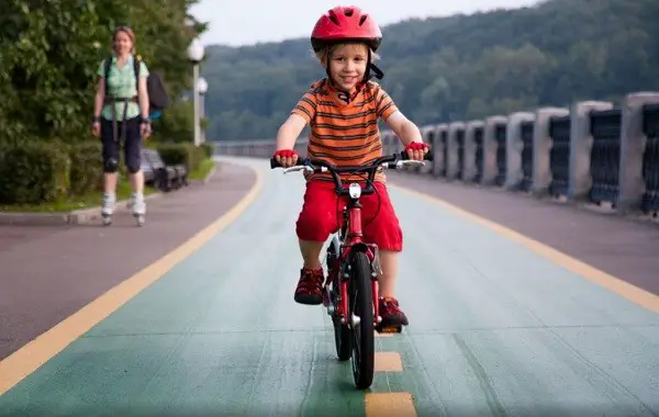 I benefici della bicicletta per i bambini