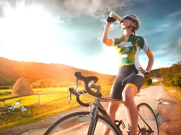 portare con sé una bottiglia d'acqua quando si va in bicicletta