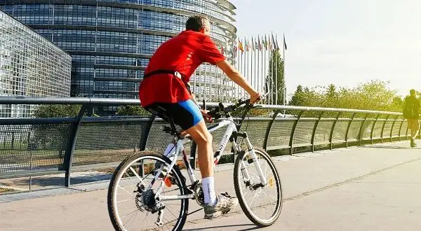 Come guidare correttamente la bicicletta sulla carreggiata