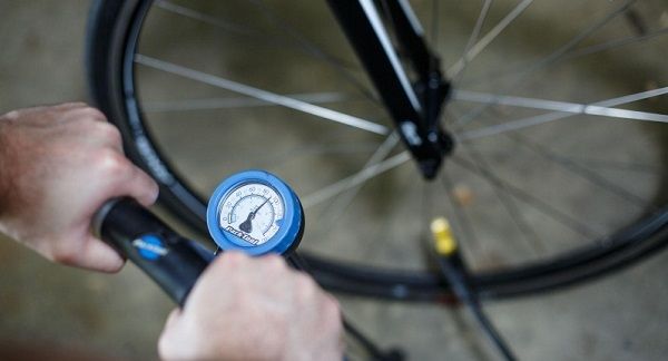 controllate i livelli di pressione degli pneumatici della vostra bicicletta