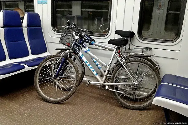 il modo in cui la bicicletta è posizionata sul treno