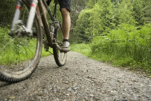 frenare una bicicletta su strade bagnate