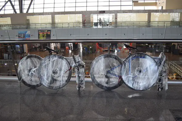 imballaggio della bicicletta per il trasporto in treno