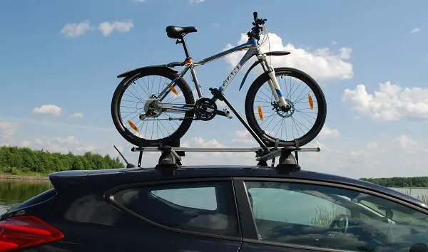 una bicicletta sul tetto dell'auto