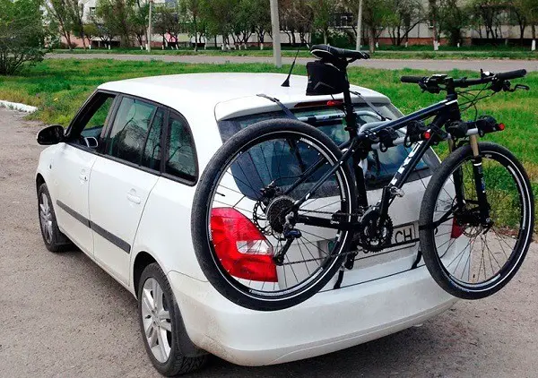 la bicicletta sulla portiera posteriore dell'auto
