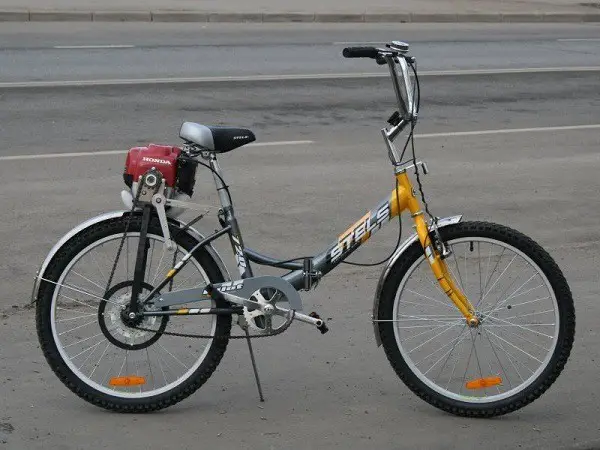 bicicletta con motore a benzina