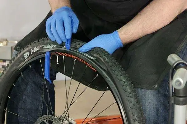 sostituzione del pneumatico della bicicletta